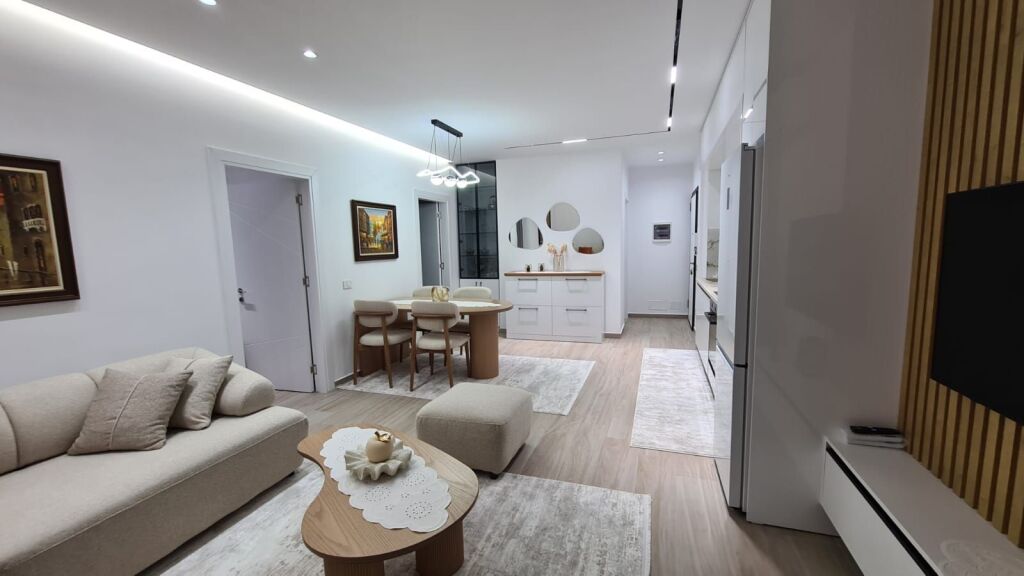 🏙️ Jepet me qira 2+1 – Golden Tower Residence, Mine Peza  🏢 Kati 7 me ashensor ✨ Apartament i ri, i pabanuar më parë 💶 1,400 € / muaj  Rezidencë premium, mobilim modern dhe kushte bashkëkohore.