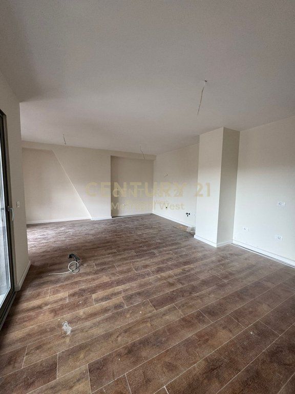 Apartament 2+1+2 per shitje te Shkolla e Kuqe
