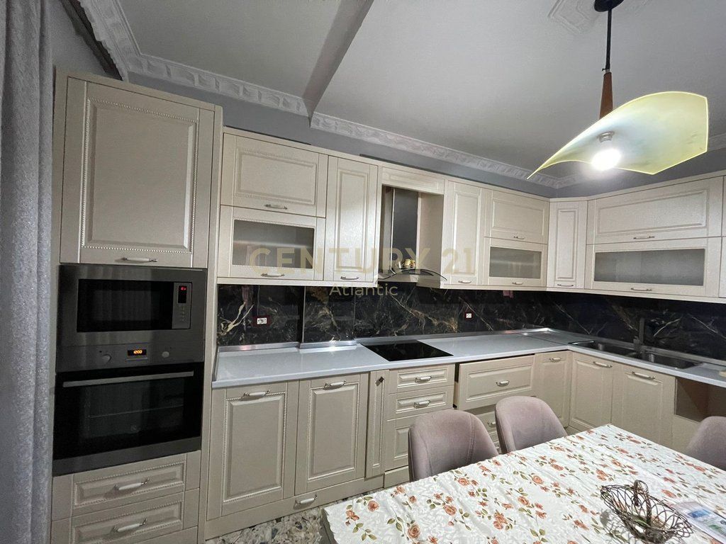 Jepet Apartament me qira 3+1+2t+2ballkone ne Pazh Iliria, Durres!