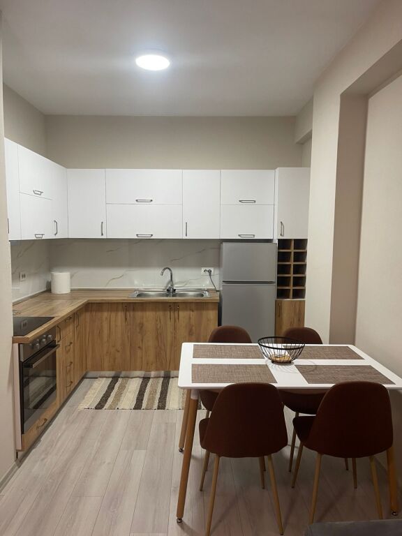 APARTAMENT ME QERA 1+1 PORCELAN 60.000 LEKE