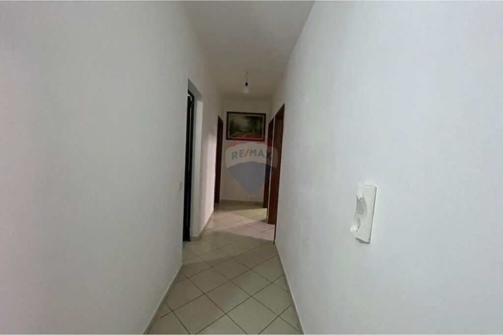 Ofrohet per qira apartament i tipologjise 2+1 te rrethi i Astirit.