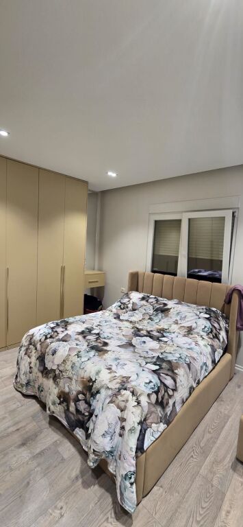 🏡 Jepet me qira apartament 1+1 📍 Kinostudio – Rruga Aleksandër Moisiu  🏢 Kati 7 (pallat pa ashensor) 🛋️ Totalisht i mobiluar 💶 Çmimi: 500 € / muaj  Apartament i përshtatshëm për çift ose individ, në zonë të qetë dhe me akses të lehtë.  📞 Kontakto për më shumë informacion.