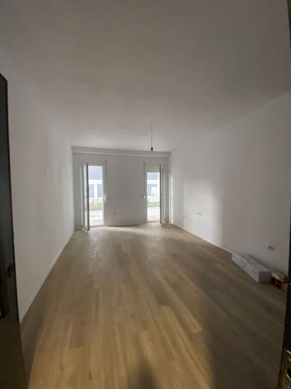 Univers City , 2+1+2wc+verande per shitje