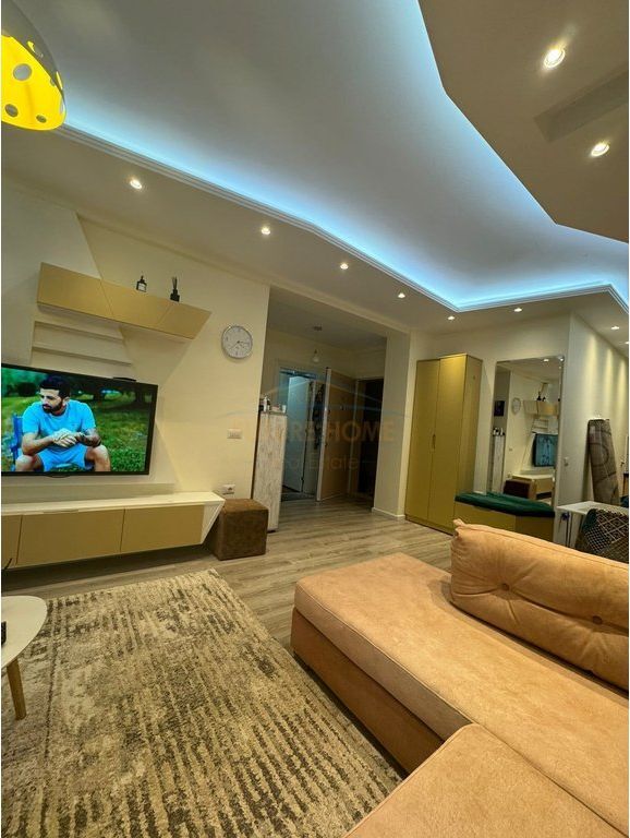 Shitet apartament 1+1 Komuna e Parisit