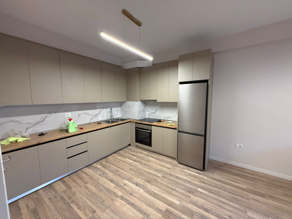 🏢 Appartamento 1+1 con posto auto in affitto – Astir, vicino a Villa L2  📍 Posizione: Astir, vicino a Villa L2 🏗️ Edificio appena completato 🏢 Piano: 7 🚗 Con posto auto incluso 🏠 Tipologia: 1+1  💰 Prezzo: 50.000 lek/mese