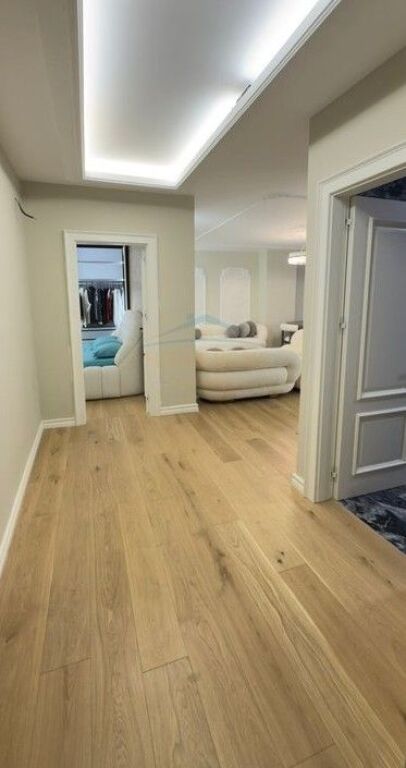 Shitet,Apartament Luksoz 2+1+2 Poste Parkimi, Rruga e Bogdanëve, Tiranë