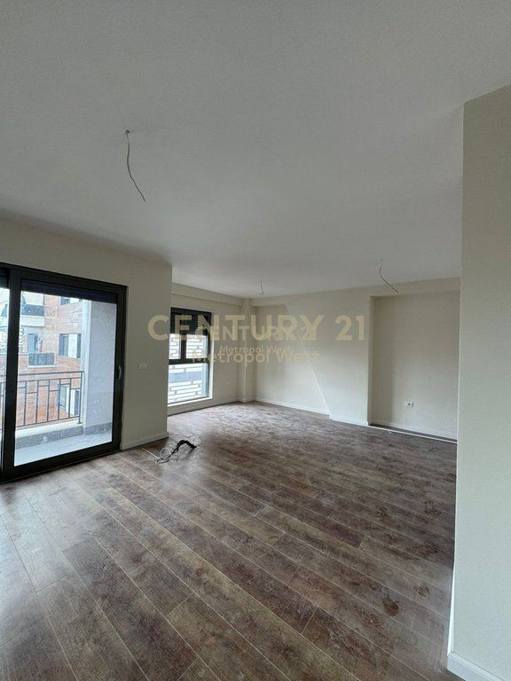 Apartament 2+1+2 per shitje te Shkolla e Kuqe