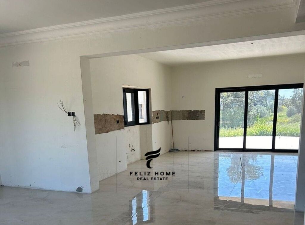 AMBIENT BIZNESI TRIPLEX ME QERA 360 M2 STACIONI I TRENIT 750.000 LEKE