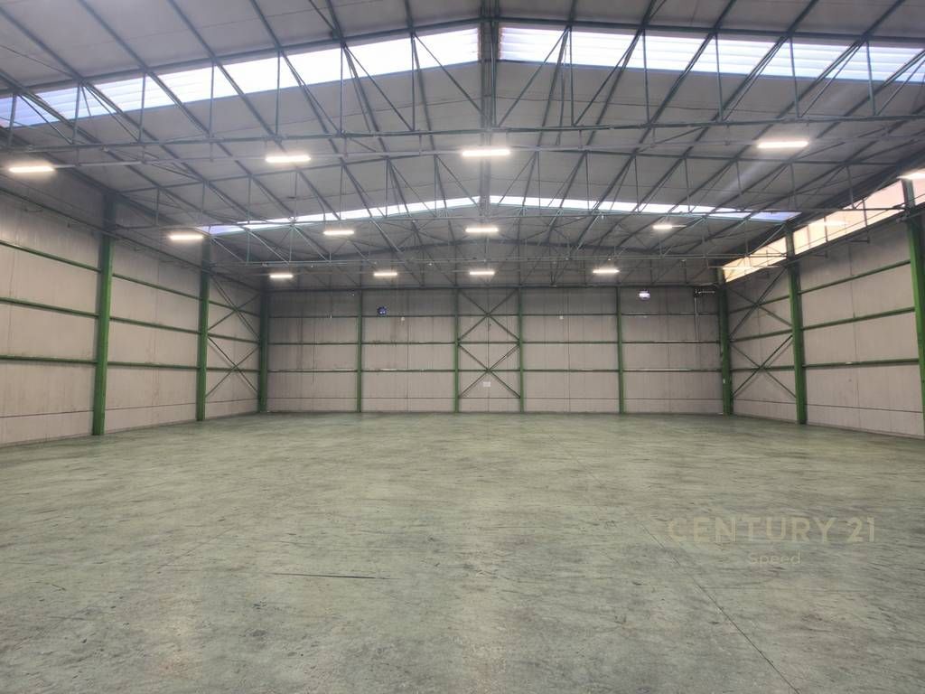 Vendiamo magazzino in prima linea sull'autostrada Tirana-Durazzo