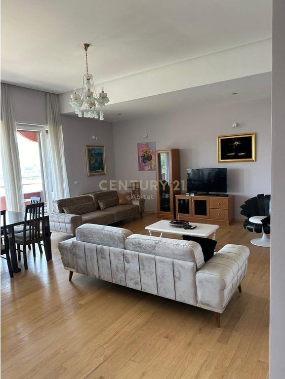 Appartamento di lusso di 190 m² in affitto nella zona del Complesso Nobis, vicino al Lago Artificiale di Tirana.