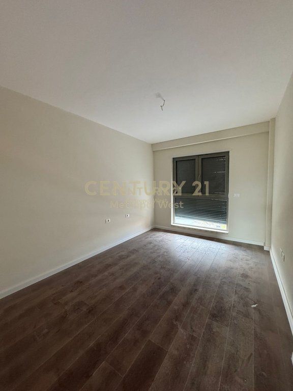Apartament 2+1+2 per shitje te Shkolla e Kuqe