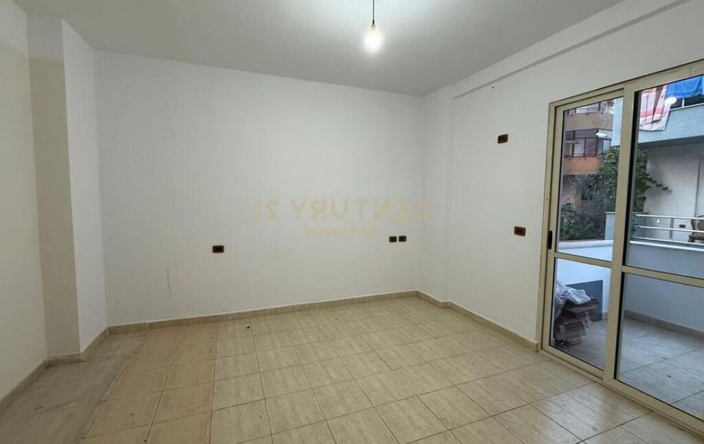 Shitet apartament 3+1 tek mbikalimi te Komuna e Parisit