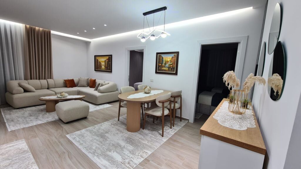 🏙️ Jepet me qira 2+1 – Golden Tower Residence, Mine Peza  🏢 Kati 7 me ashensor ✨ Apartament i ri, i pabanuar më parë 💶 1,400 € / muaj  Rezidencë premium, mobilim modern dhe kushte bashkëkohore.