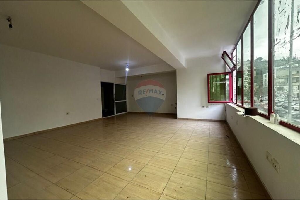 Dyqan me Qera,Pranë Pasticeri Elezaj – Vlorë