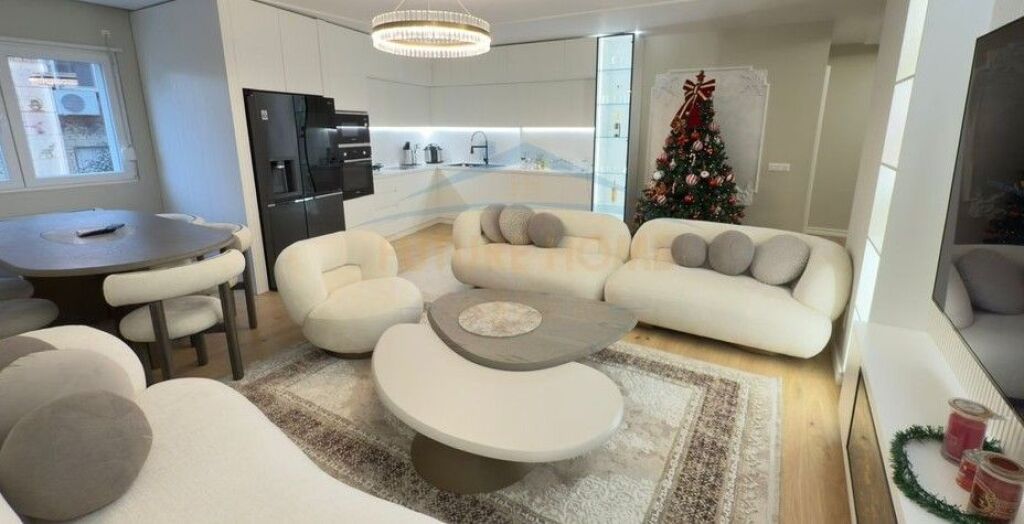 Shitet,Apartament Luksoz 2+1+2 Poste Parkimi, Rruga e Bogdanëve, Tiranë