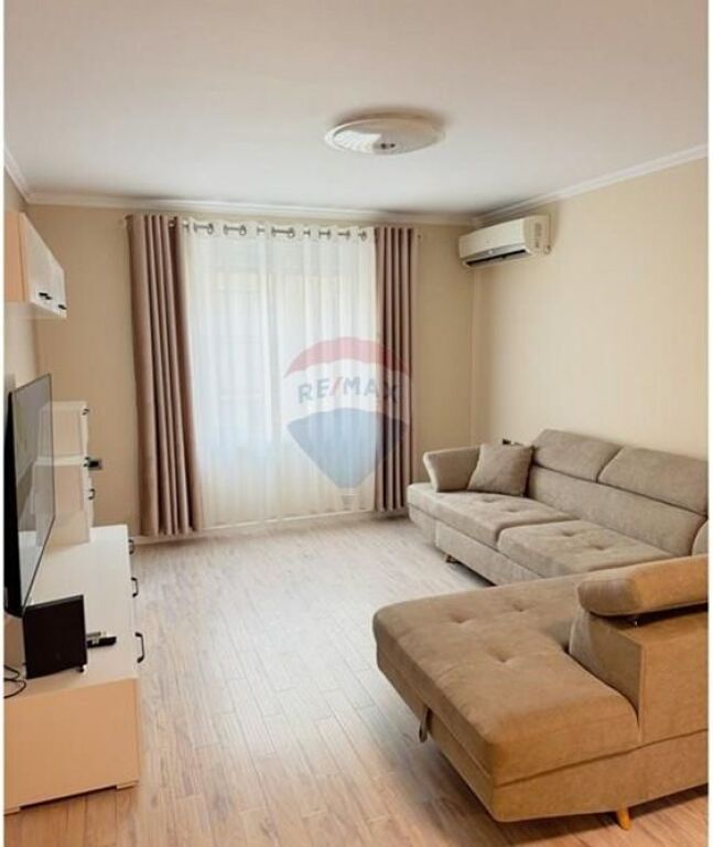 Apartament - Për Qira - Sheshi Skënderbej, Tiranë