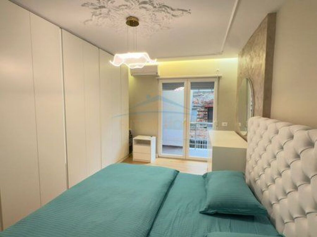 Shitet,Apartament Luksoz 2+1+2 Poste Parkimi, Rruga e Bogdanëve, Tiranë