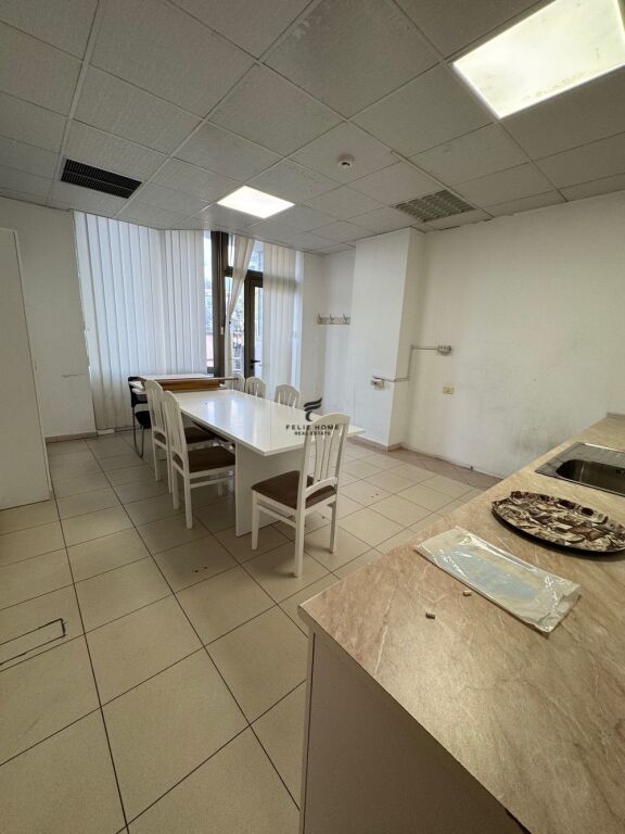 ZYRE ME QERA 200 M2 BLLOK 3000 EURO