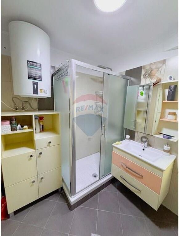 Apartament - Për Qira - Sheshi Skënderbej, Tiranë