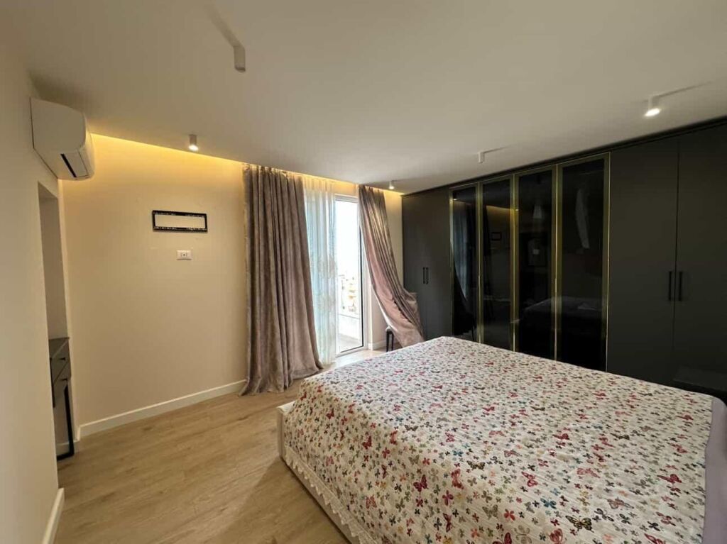 Shitet super apartament 2+1+2 me verandë dhe pamje deti Vollga