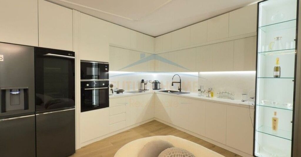 Shitet,Apartament Luksoz 2+1+2 Poste Parkimi, Rruga e Bogdanëve, Tiranë