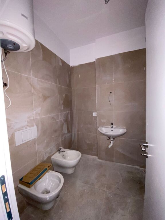 Univers City , 2+1+2wc+verande per shitje