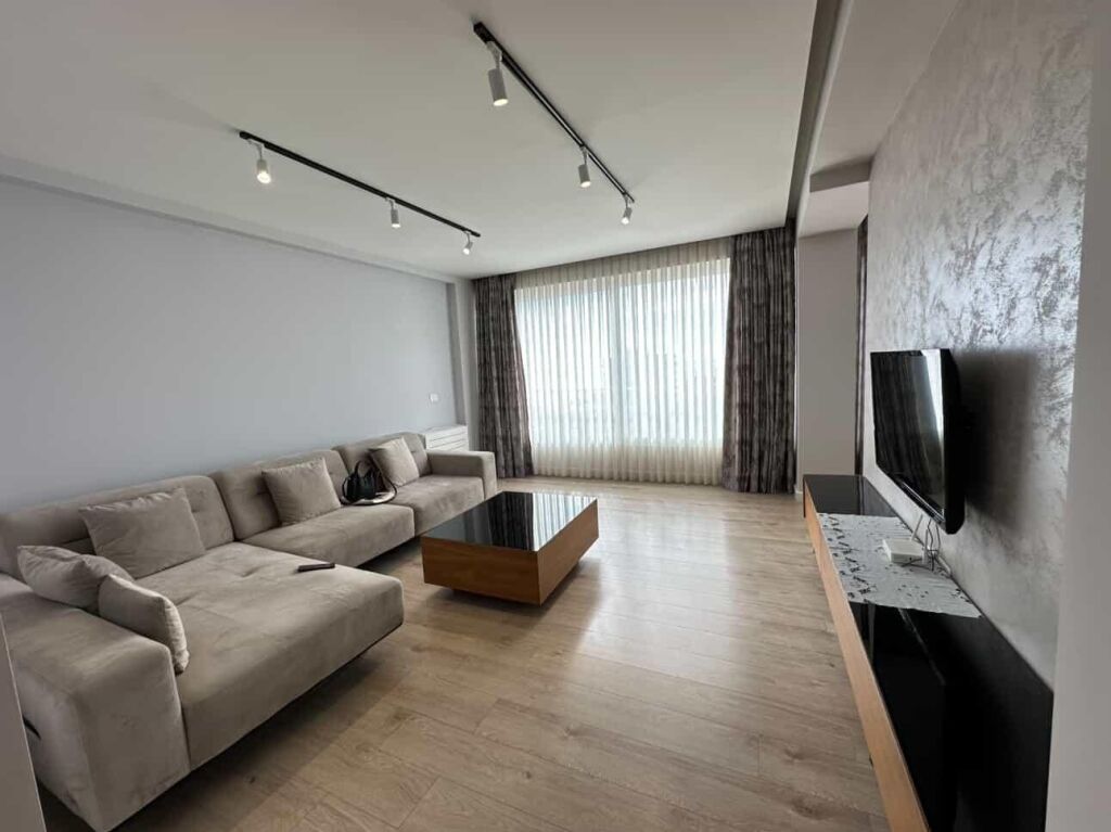 Shitet super apartament 2+1+2 me verandë dhe pamje deti Vollga