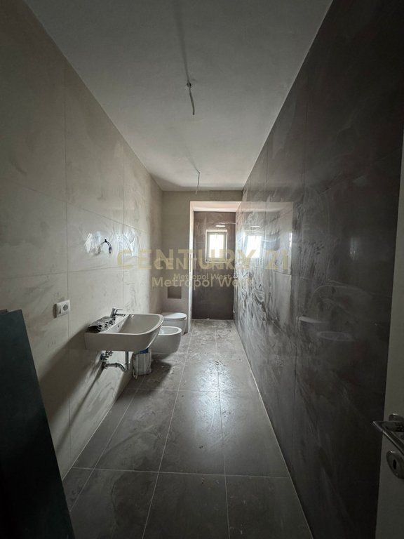 Apartament 2+1+2 per shitje te Shkolla e Kuqe