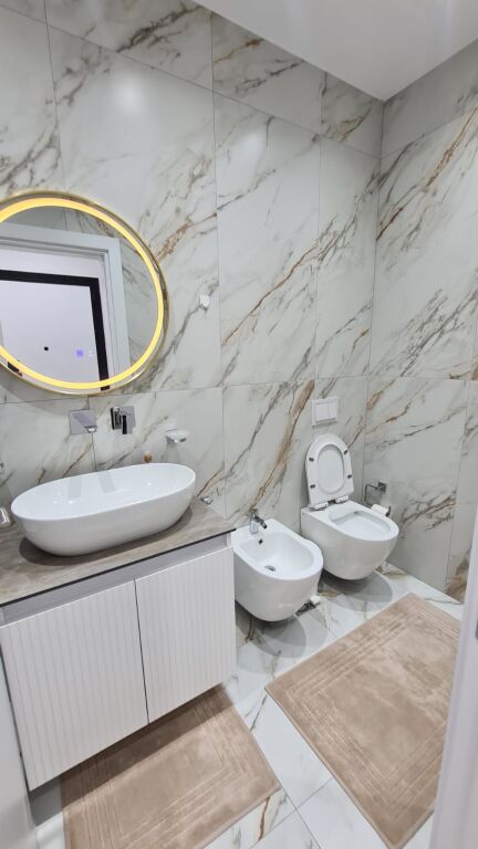 🏙️ Jepet me qira 2+1 – Golden Tower Residence, Mine Peza  🏢 Kati 7 me ashensor ✨ Apartament i ri, i pabanuar më parë 💶 1,400 € / muaj  Rezidencë premium, mobilim modern dhe kushte bashkëkohore.