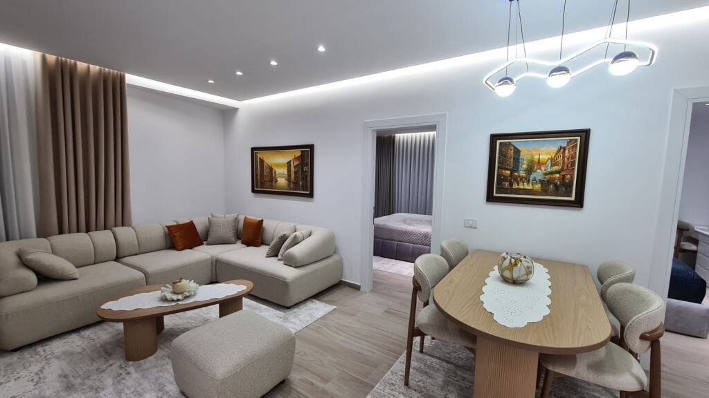 🏙️ Jepet me qira 2+1 – Golden Tower Residence, Mine Peza  🏢 Kati 7 me ashensor ✨ Apartament i ri, i pabanuar më parë 💶 1,400 € / muaj  Rezidencë premium, mobilim modern dhe kushte bashkëkohore.