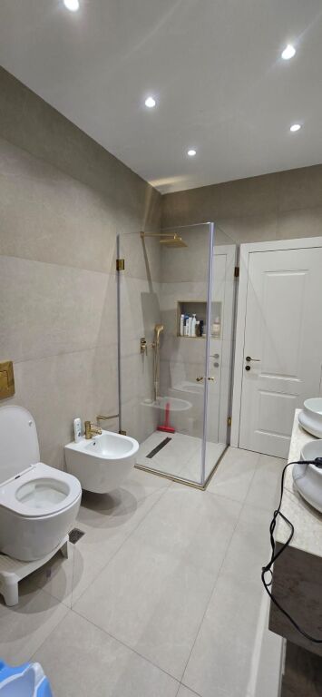 🏡 Jepet me qira apartament 1+1 📍 Kinostudio – Rruga Aleksandër Moisiu  🏢 Kati 7 (pallat pa ashensor) 🛋️ Totalisht i mobiluar 💶 Çmimi: 500 € / muaj  Apartament i përshtatshëm për çift ose individ, në zonë të qetë dhe me akses të lehtë.  📞 Kontakto për më shumë informacion.