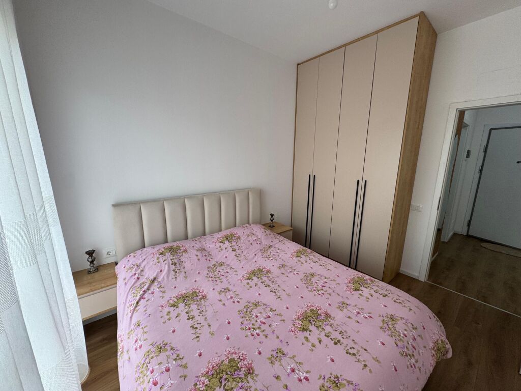 Jepet me qera Apartament 1+1  Adresa : Fresk oxa  Kati 1  E mobiluar  Cmimi 400 mij lek