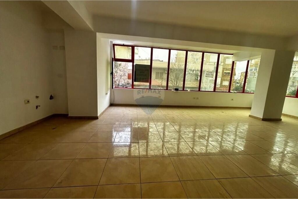 Dyqan me Qera,Pranë Pasticeri Elezaj – Vlorë