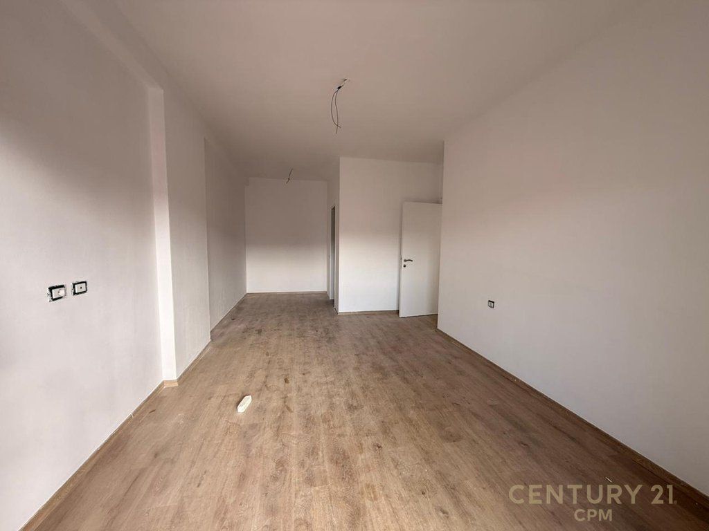 VENDESI APPARTAMENTO 2+1+2 IN VIA ELBASANI