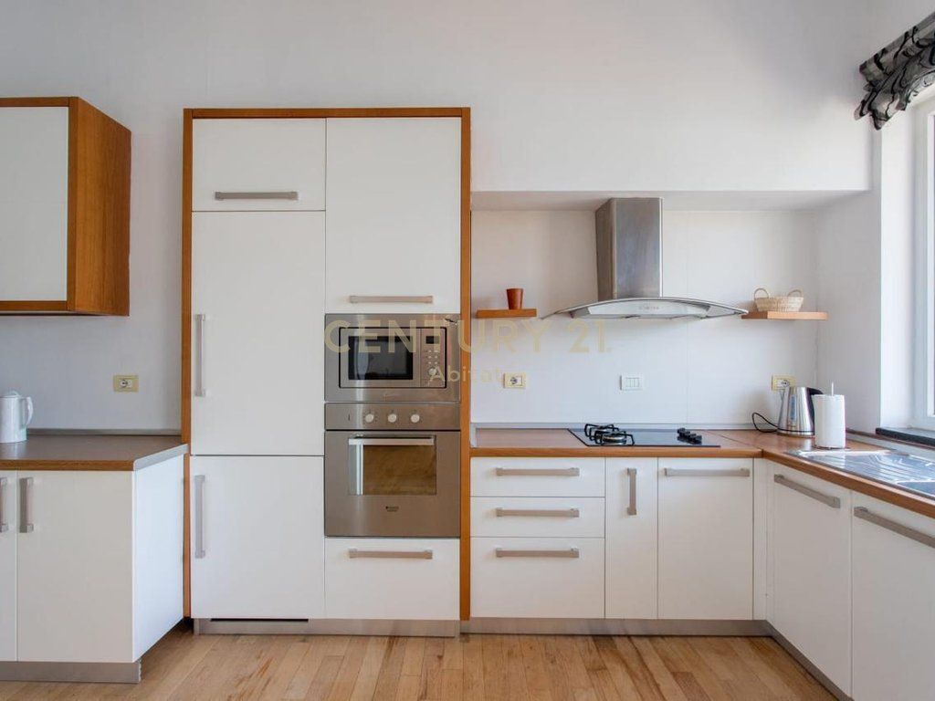 Appartamento di lusso di 190 m² in affitto nella zona del Complesso Nobis, vicino al Lago Artificiale di Tirana.