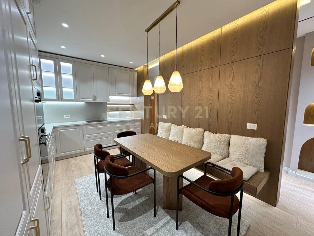 APARTAMENT 3+1 ME QIRA TEK RRUGA E KOSOVARVE