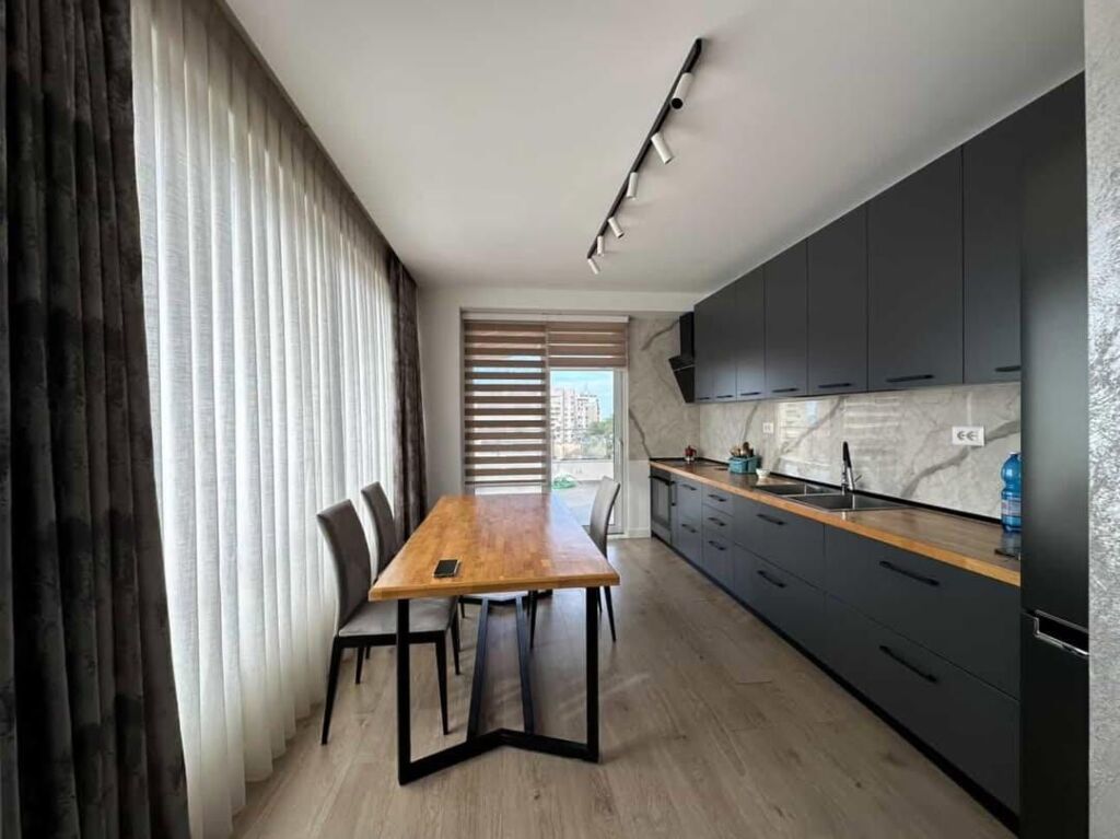 Shitet super apartament 2+1+2 me verandë dhe pamje deti Vollga