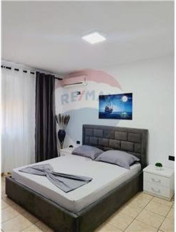 APARTAMENT 1+1 PER QIRA TE SHKOLLA E KUQE !