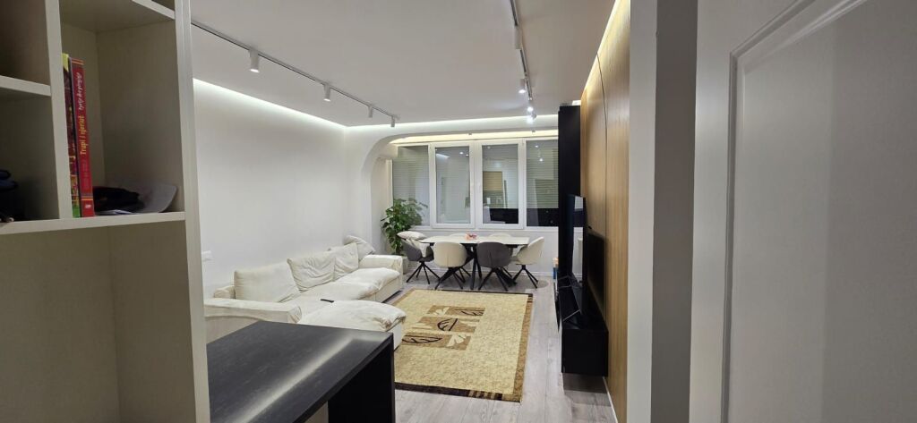 🏡 Jepet me qira apartament 1+1 📍 Kinostudio – Rruga Aleksandër Moisiu  🏢 Kati 7 (pallat pa ashensor) 🛋️ Totalisht i mobiluar 💶 Çmimi: 500 € / muaj  Apartament i përshtatshëm për çift ose individ, në zonë të qetë dhe me akses të lehtë.  📞 Kontakto për më shumë informacion.