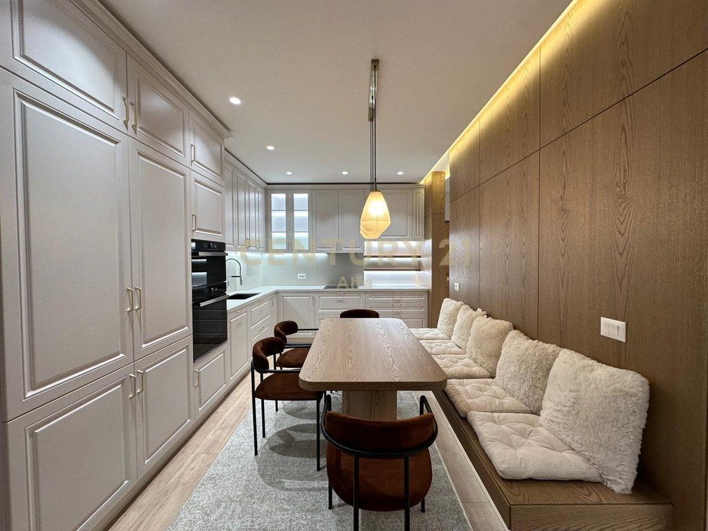 Apartment 3+1+2 for rent at Rruga e Kosovareve!