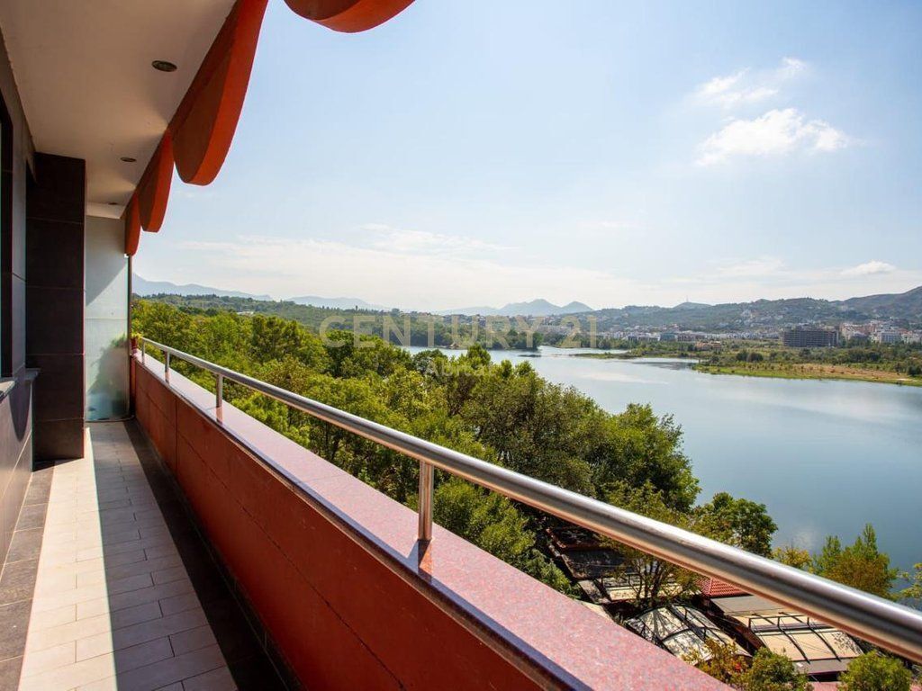 Appartamento di lusso di 190 m² in affitto nella zona del Complesso Nobis, vicino al Lago Artificiale di Tirana.