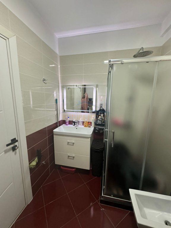 Shitet apartament 1+1 Komuna e Parisit