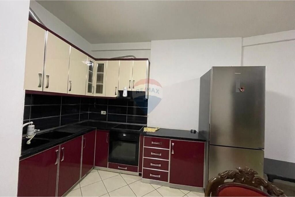 Ofrohet per qira apartament i tipologjise 2+1 te rrethi i Astirit.