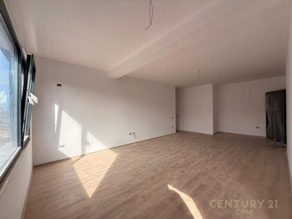 VENDESI APPARTAMENTO 2+1+2 IN VIA ELBASANI