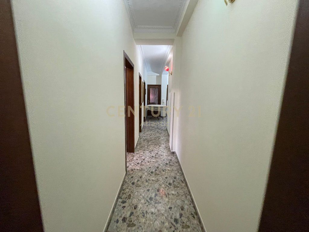 Jepet Apartament me qira 3+1+2t+2ballkone ne Pazh Iliria, Durres!