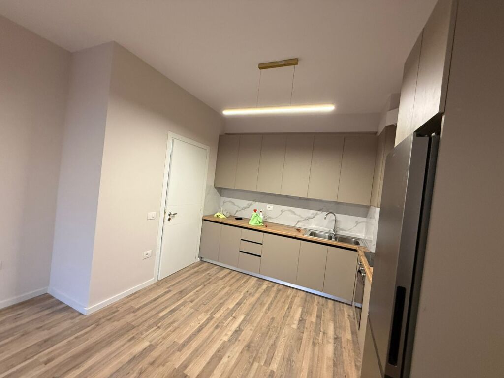 🏢 Appartamento 1+1 con posto auto in affitto – Astir, vicino a Villa L2  📍 Posizione: Astir, vicino a Villa L2 🏗️ Edificio appena completato 🏢 Piano: 7 🚗 Con posto auto incluso 🏠 Tipologia: 1+1  💰 Prezzo: 50.000 lek/mese