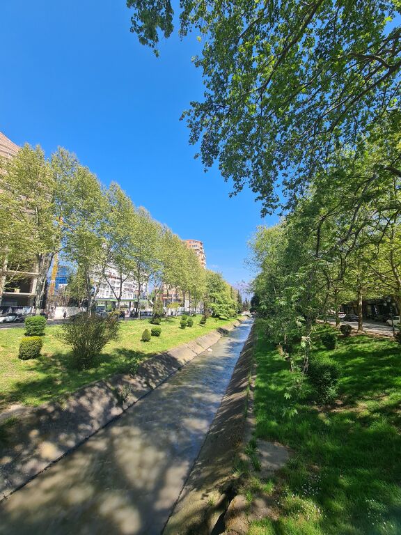 AMBIENT PER ZYRA TE ISH EKSPOZITA