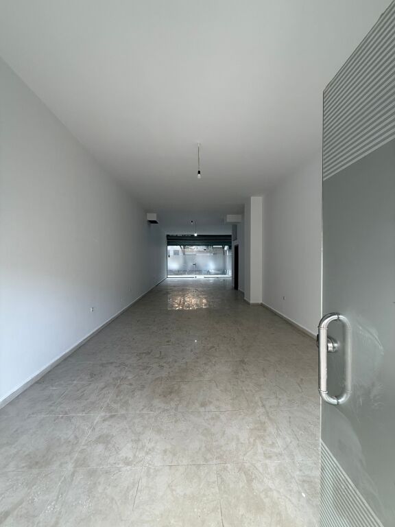 Jepet me qera ambient komercial buzë rruge tek Selvia.