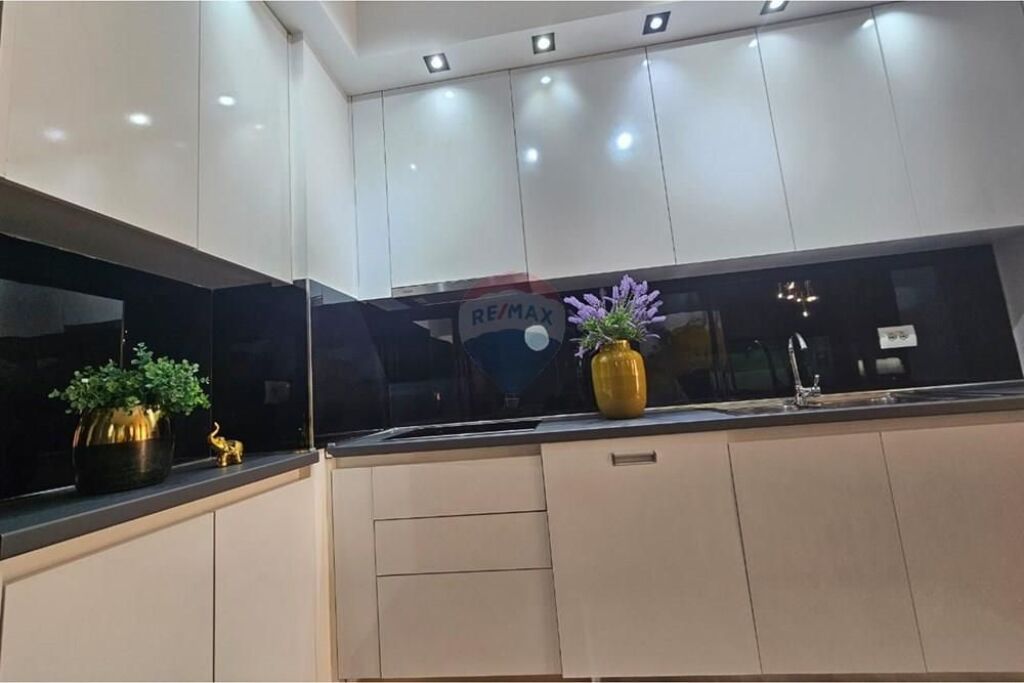 Jepet me qira apartament 1+ 1  tek 21 Dhjetori