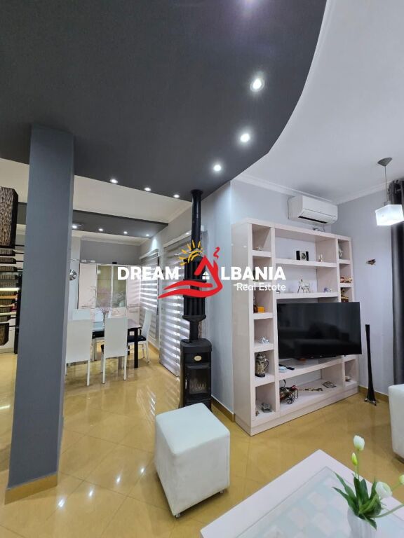 Si affitta una villetta a schiera in Via Elbasanit, Tirana (ID 4251434).